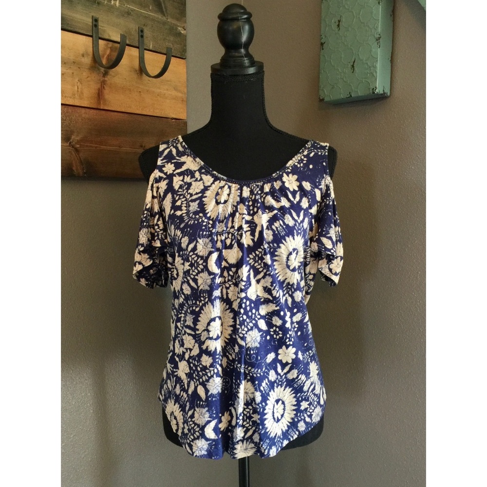 Lucky Brand Women’s Blue open shoulder top. Size M